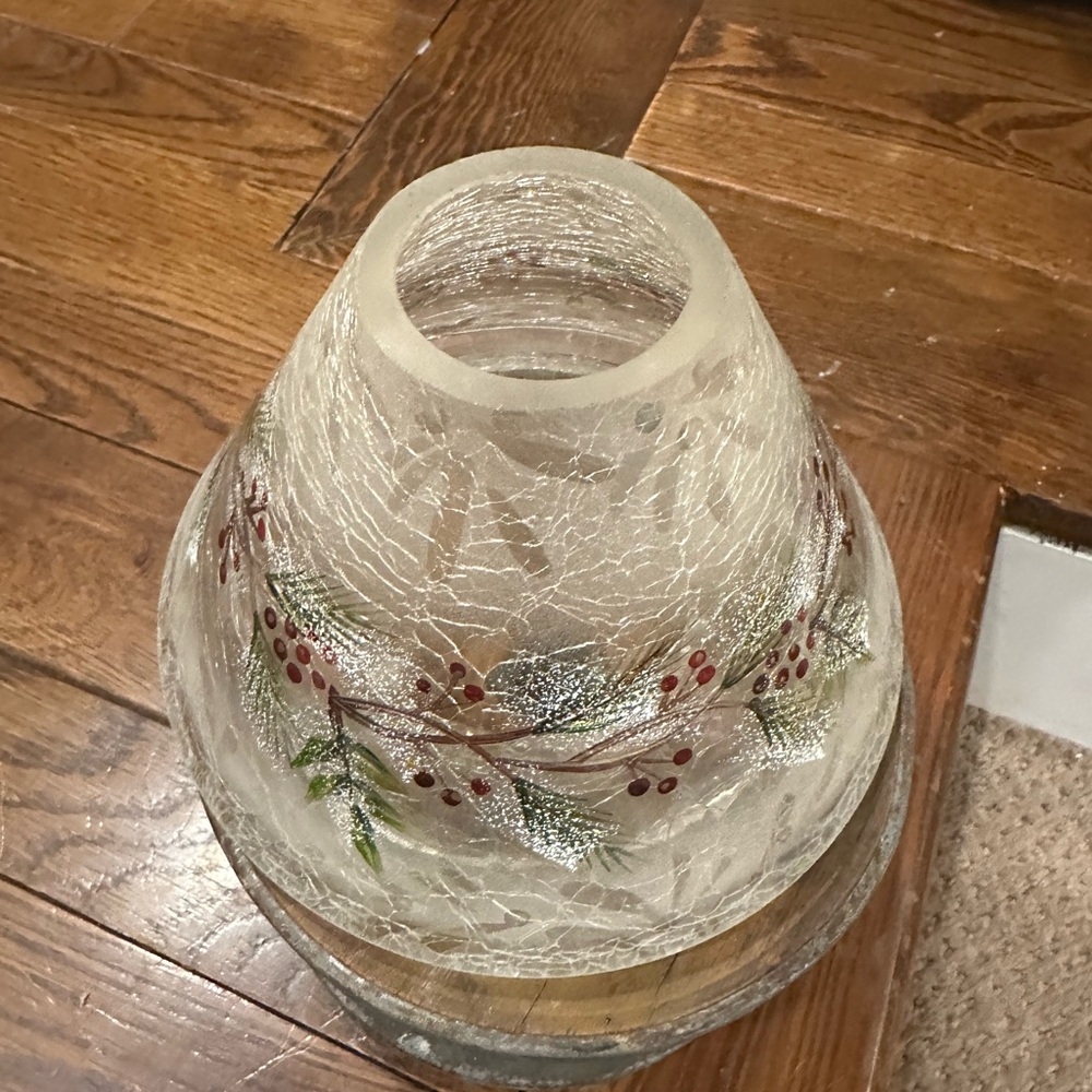 Yankee Candle Frosted Glass Holly berry shade - Picture 2 of 5